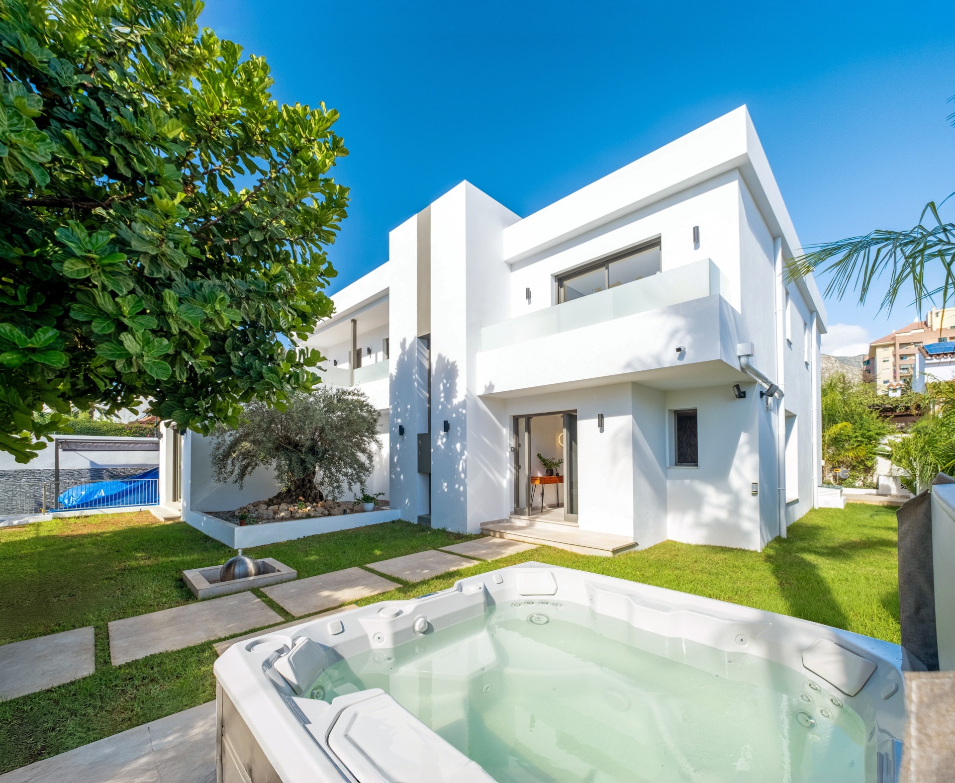 5 Bedroom Villa for Sale in Marbella, Marbella - €2,349,000 - 000062