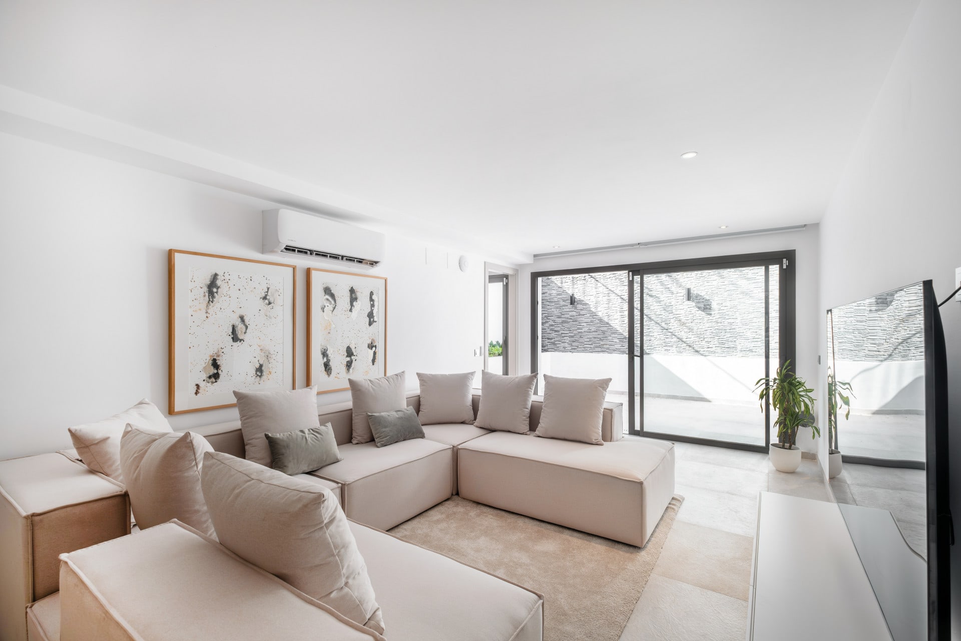 5 Bedroom Villa for Sale in Marbella, Marbella - €2,349,000 - 000062