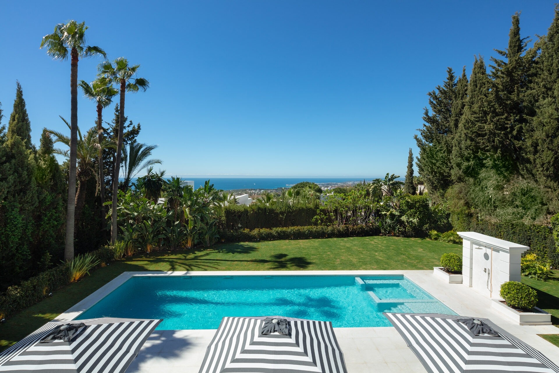 6 Bedroom Villa for Sale in Marbella, Marbella - €14,500,000 - 000165