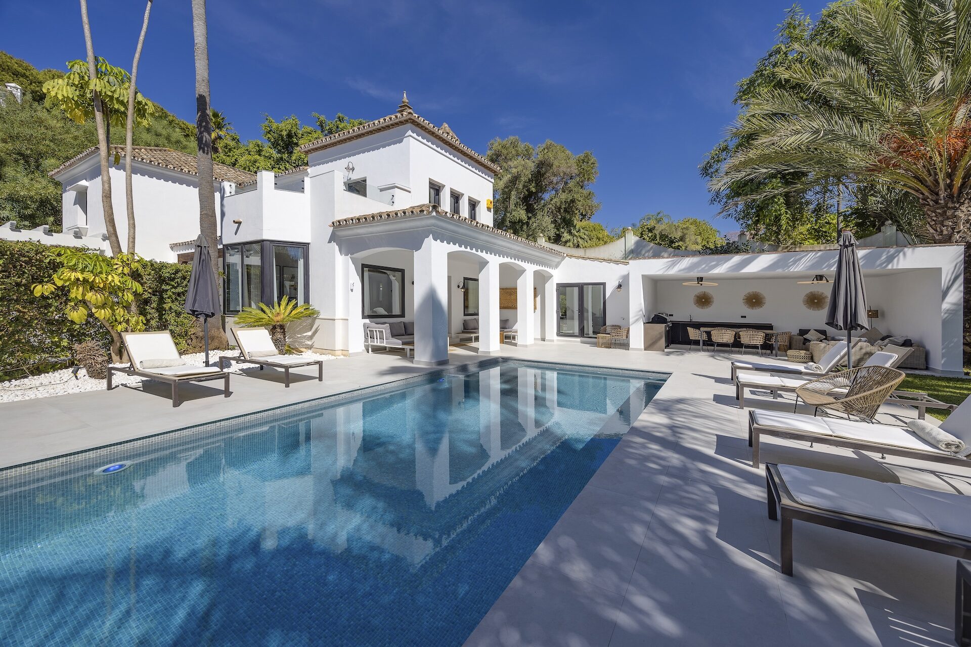 5 Bedroom Villa for Sale in El Paraiso Alto, Marbella - €1,998,000 - 000197