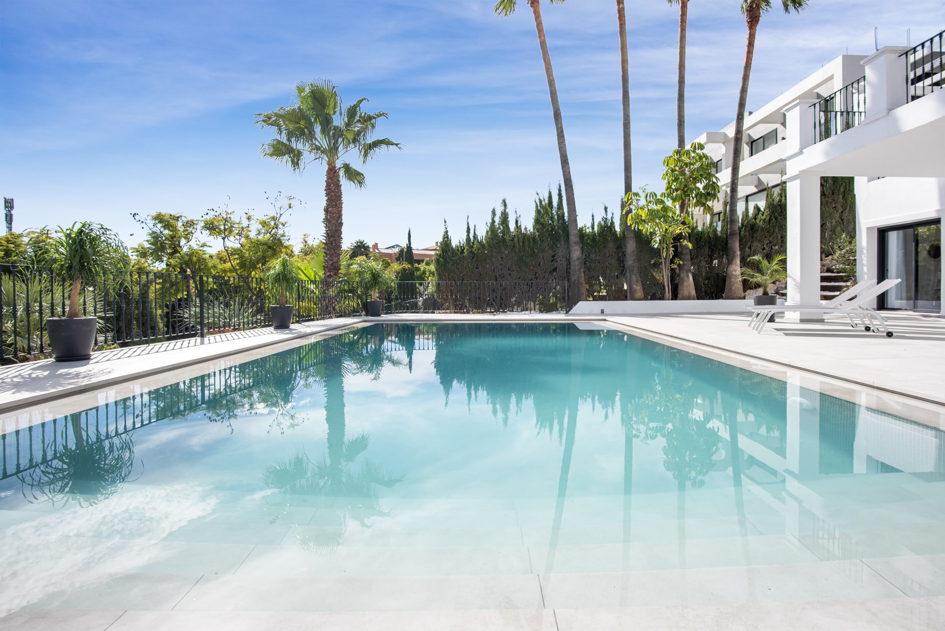 5 Bedroom Villa for Sale in Los Flamingos Golf, Marbella - €3,495,000 - 000226