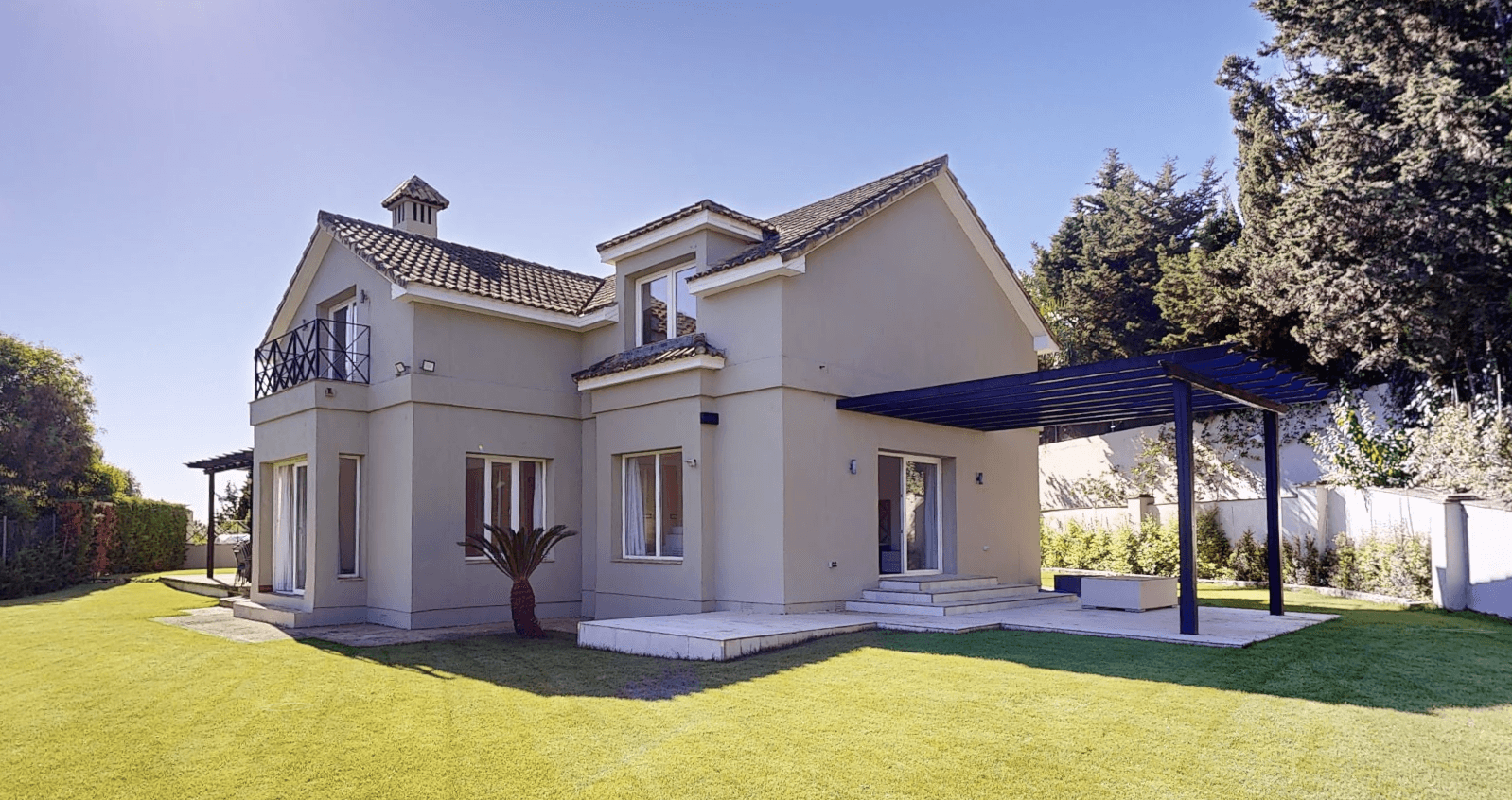 6 Bedroom House for Sale in Sotogrande Costa, Marbella - €1,550,000 - 000237