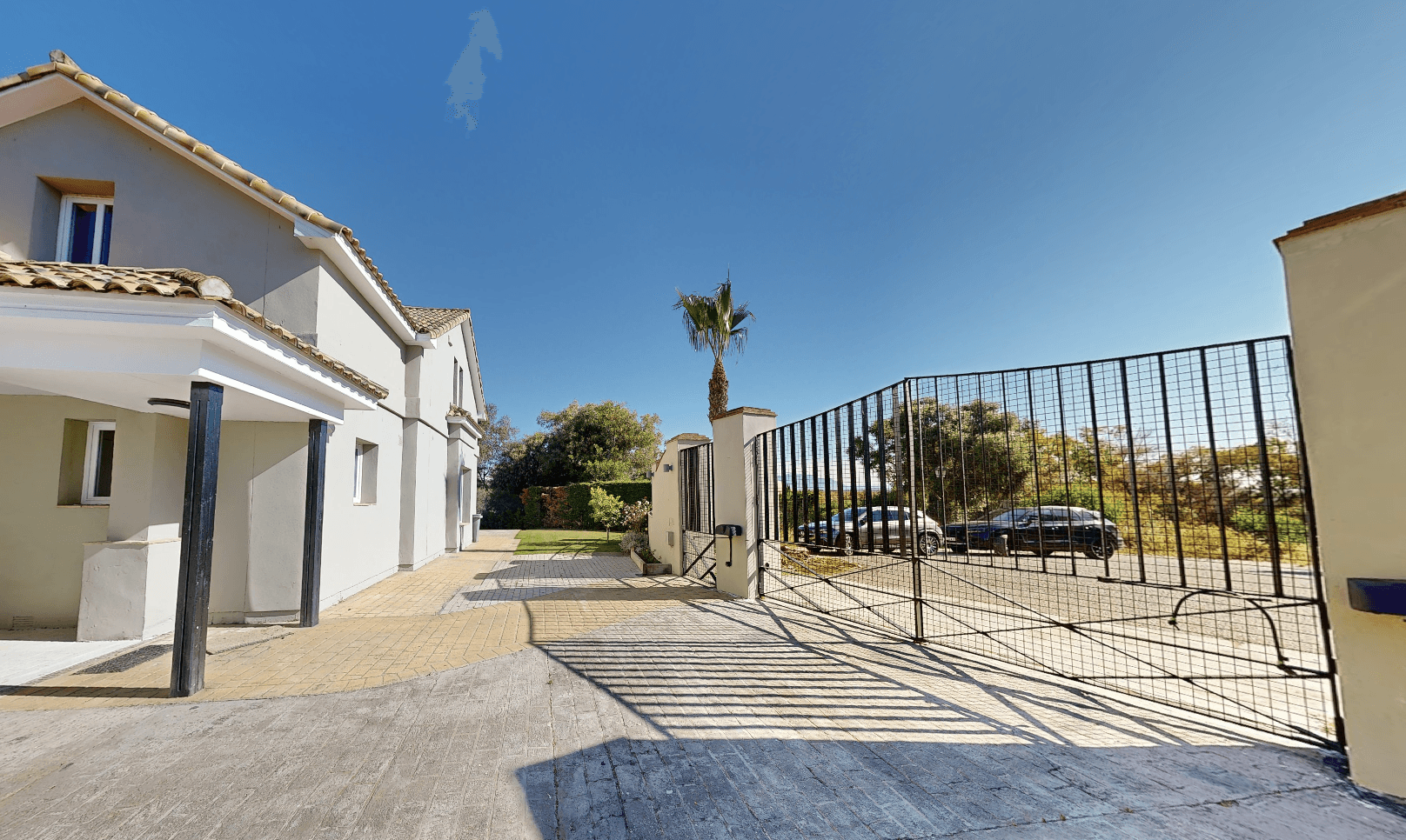 6 Bedroom House for Sale in Sotogrande Costa, Marbella - €1,550,000 - 000237