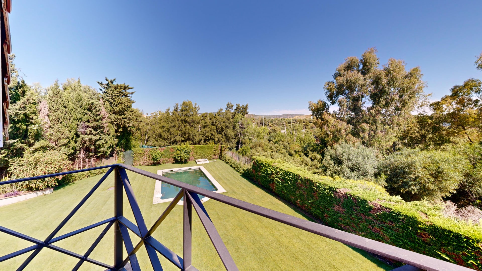 6 Bedroom House for Sale in Sotogrande Costa, Marbella - €1,550,000 - 000237