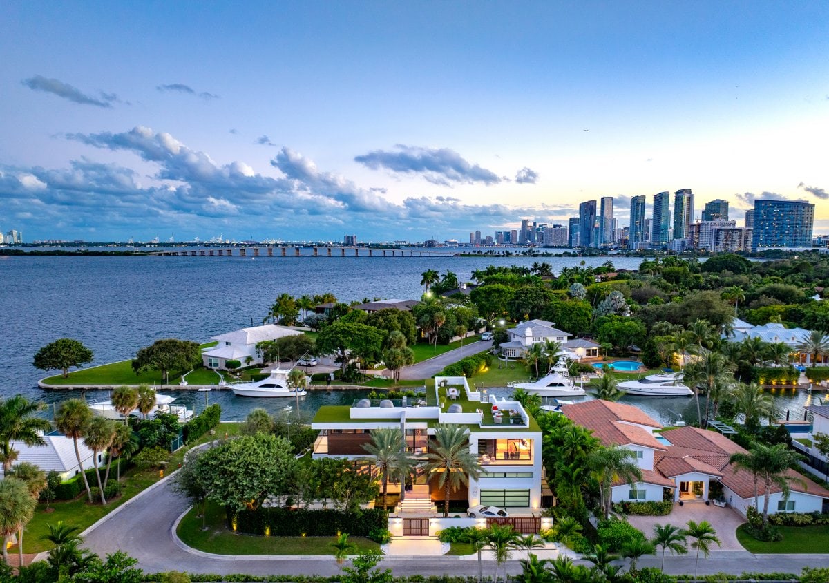 Architectural Masterpiece With a Rare 360-Degree Rooftop in Bay Point, Miami