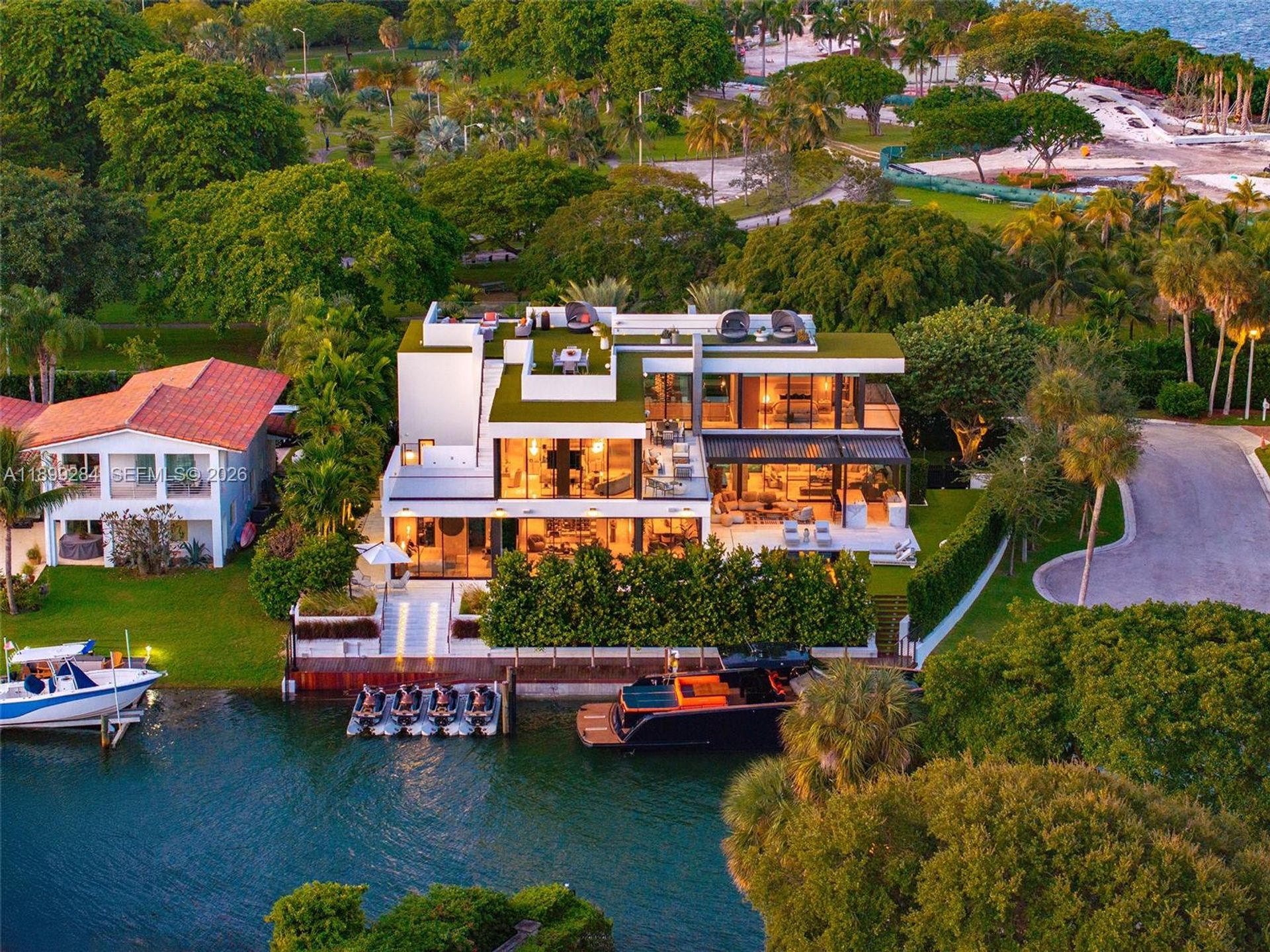 Architectural Masterpiece With a Rare 360-Degree Rooftop in Bay Point, Miami